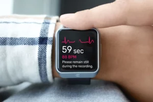 TeltoHeart ECG smartwatch displaying heart rate data