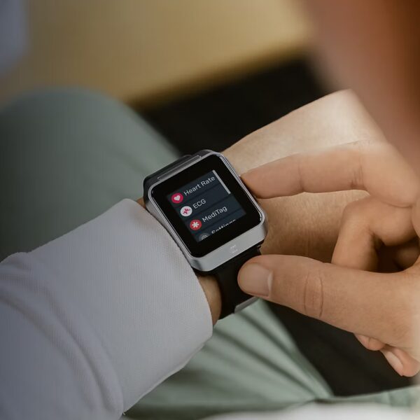 TeltoHeart ECG smartwatch displaying heart rate data